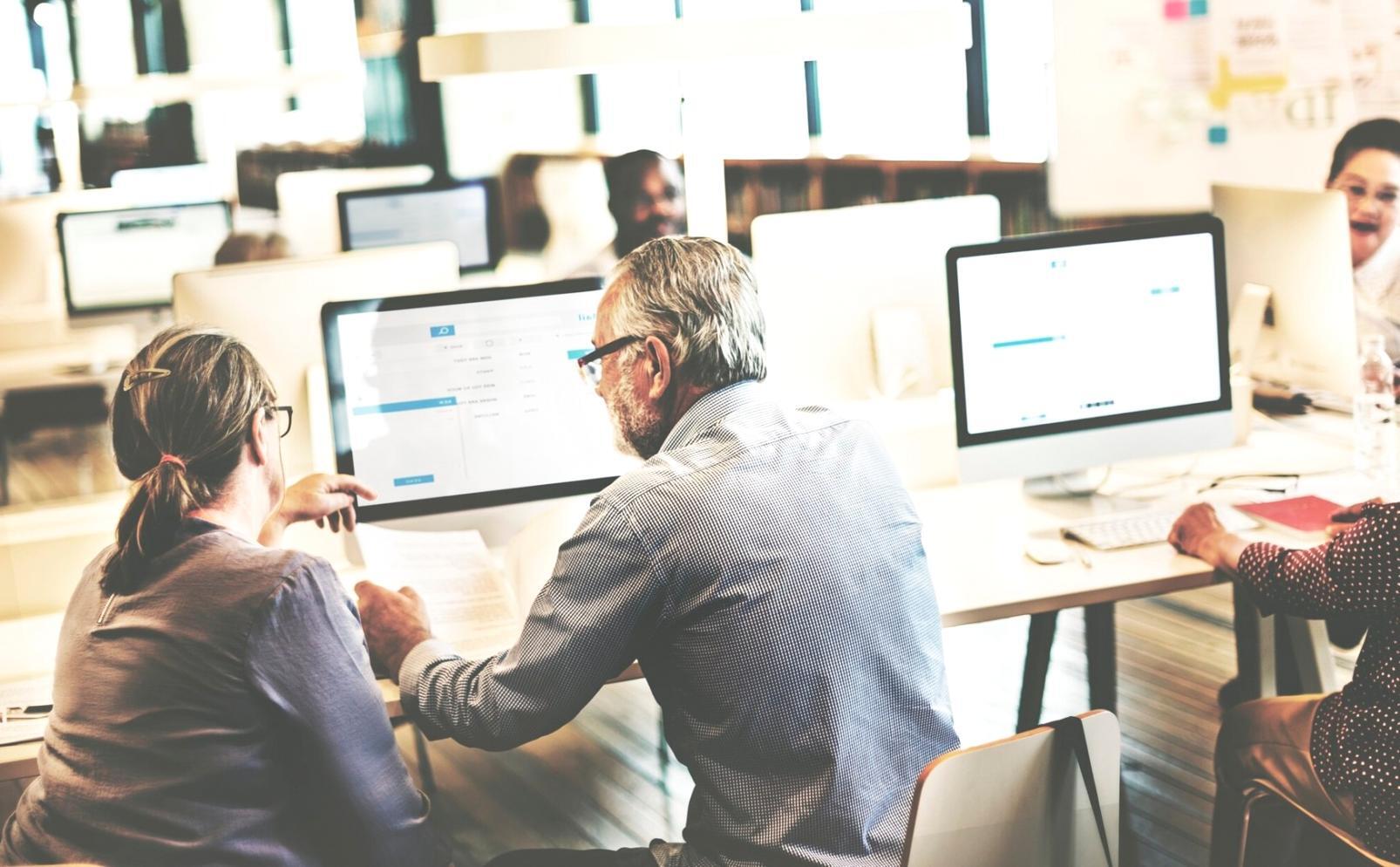 Équipe consultant des documents financiers lors d'une réunion stratégique