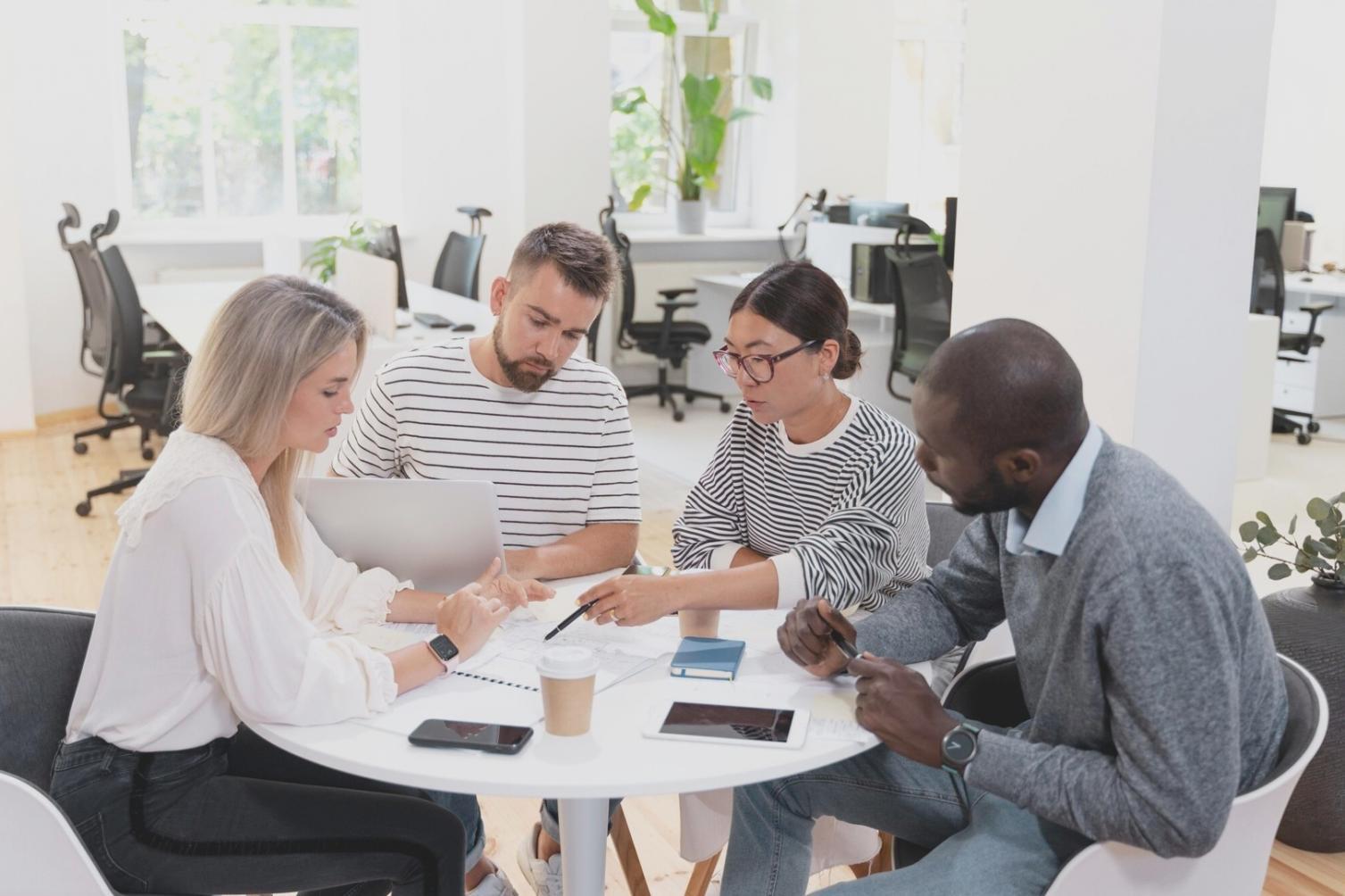 Bureau de consultation financière avec graphiques et documents d'analyse