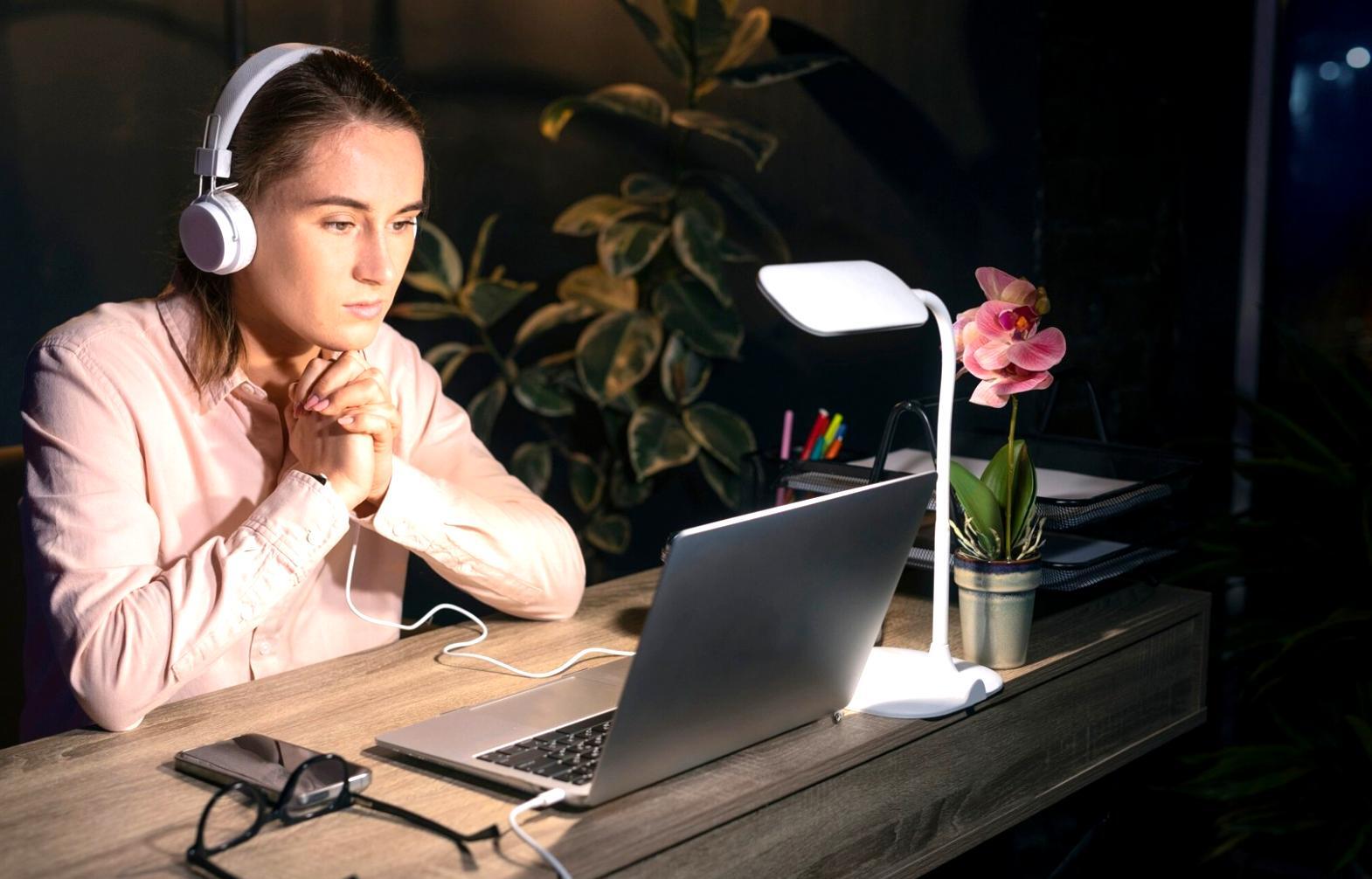 Réunion d'équipe analysant des indicateurs de performance