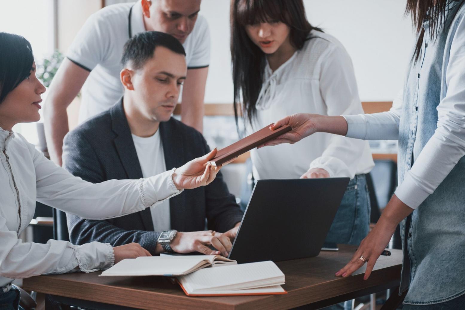 Participants travaillant sur des analyses financières